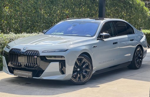 BMW i7